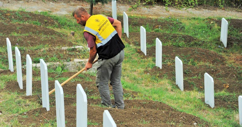 Samsun'da kimsesiz mezarlığında temizlik ve bakım çalışması