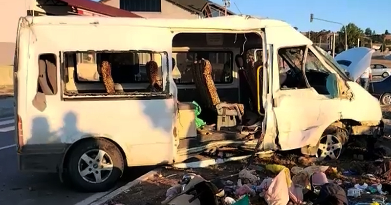 Samsun'da minibüs ile otomobil çarpıştı: 27 yaralı