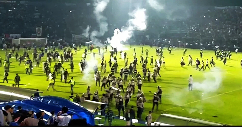 Endonezya'da futbol maçında izdiham: 125 ölü