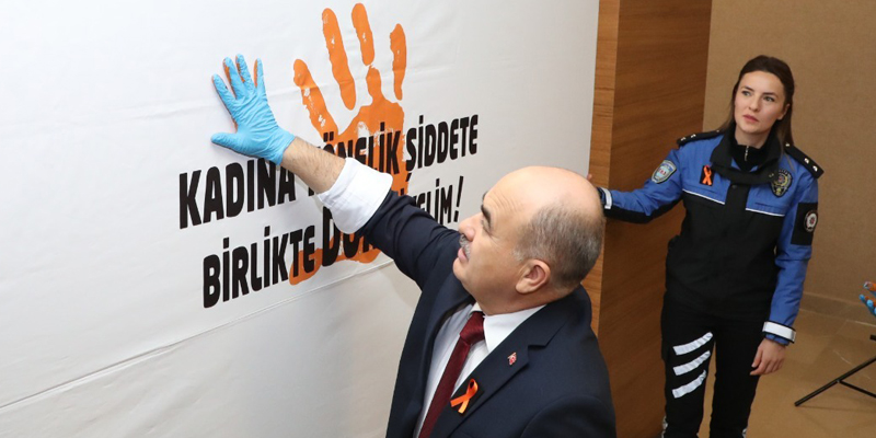 Samsun Valisi, kadına şiddete karşı el izli bıraktı