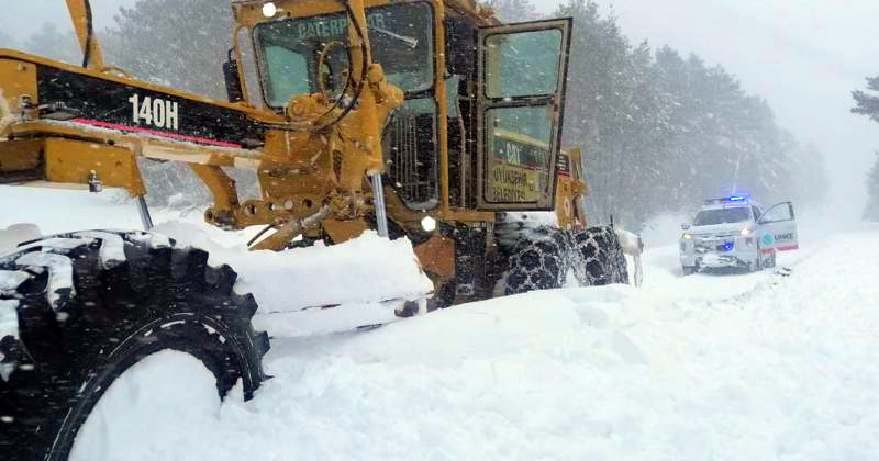 Samsun'da kardan yüzlerce mahalle yolu kapandı