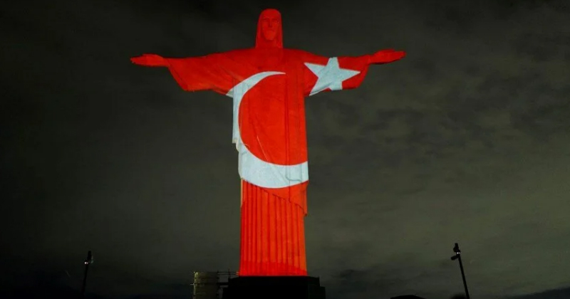 Brezilya'da Kurtarıcı İsa heykeli Türk bayrağı ile aydınlatıldı