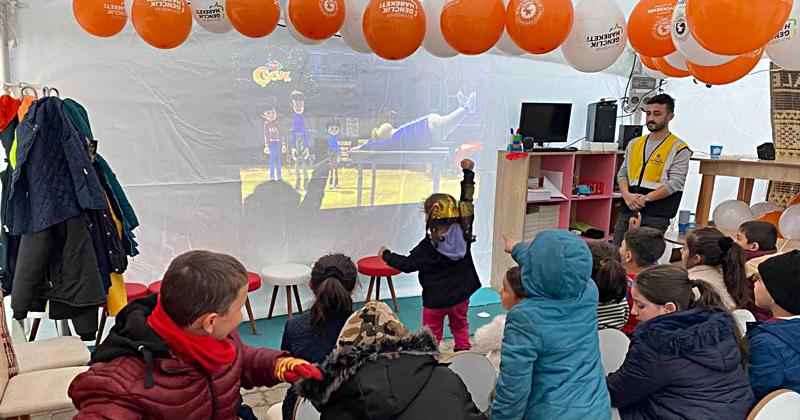 Samsun Büyükşehir depremzede çocuklar için sinema çadırı kurdu