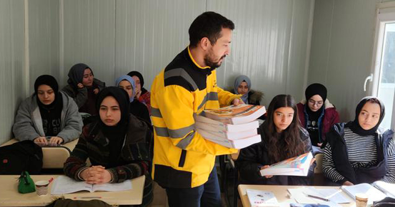Samsun'dan deprem bölgesinde sınavlarına hazırlanan gençlere 3 bin kitap!