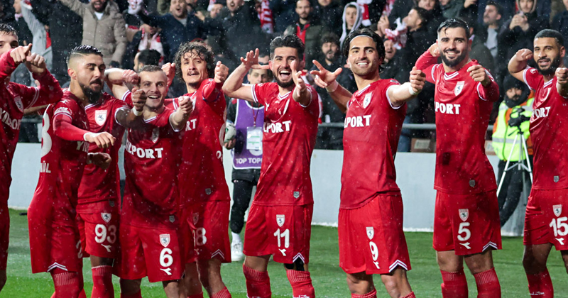 Samsunspor Bandırmaspor'u 5-0 yenerek liderliğe yükseldi