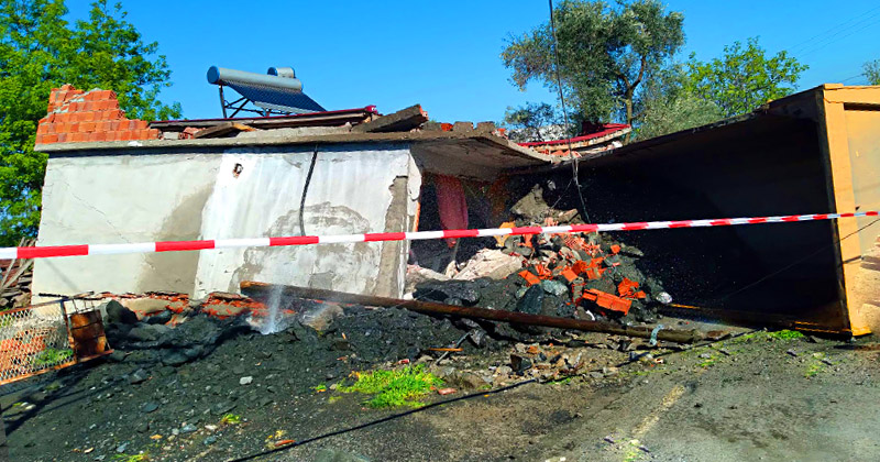 Samsun'da virajı alamayan kamyon eve girdi, sürücü ağır yaralandı