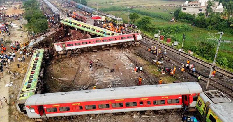 Hindistan'da tren kazası: 288 ölü, yüzlerce yaralı var