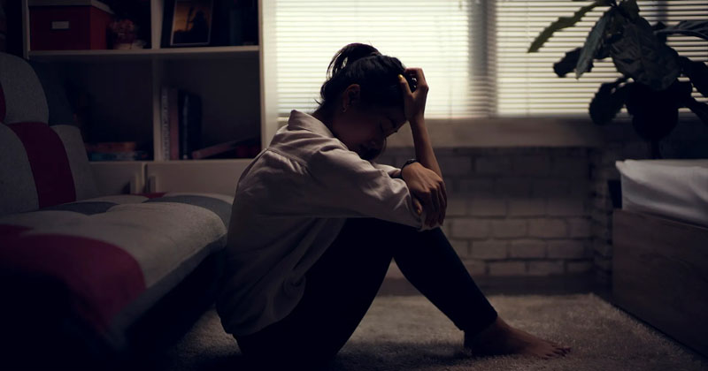 Depresyondaki kişinin yalnız kalmasına izin verilmemeli