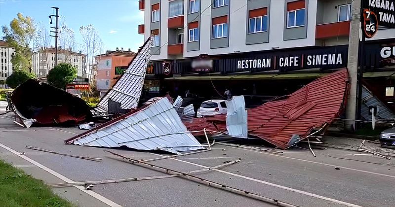 Samsun'da fırtına binanın çatısını uçurdu