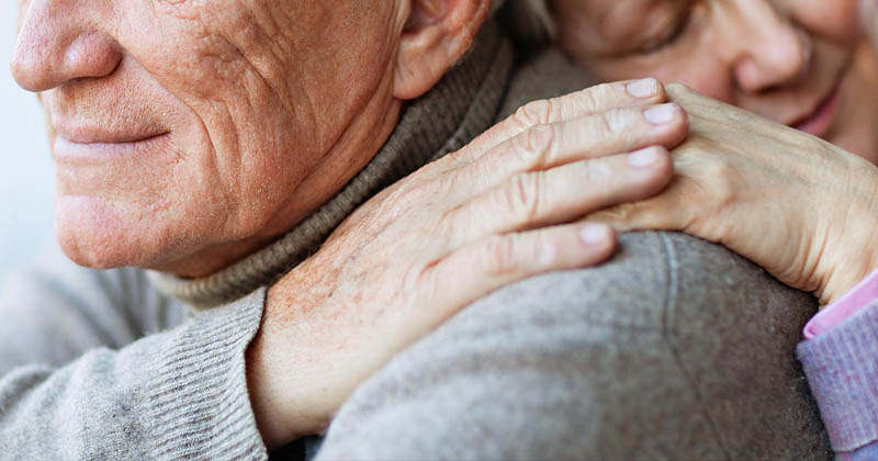 Konuşması bozulan Alzheimer hastaları sosyallikten uzaklaşıyor